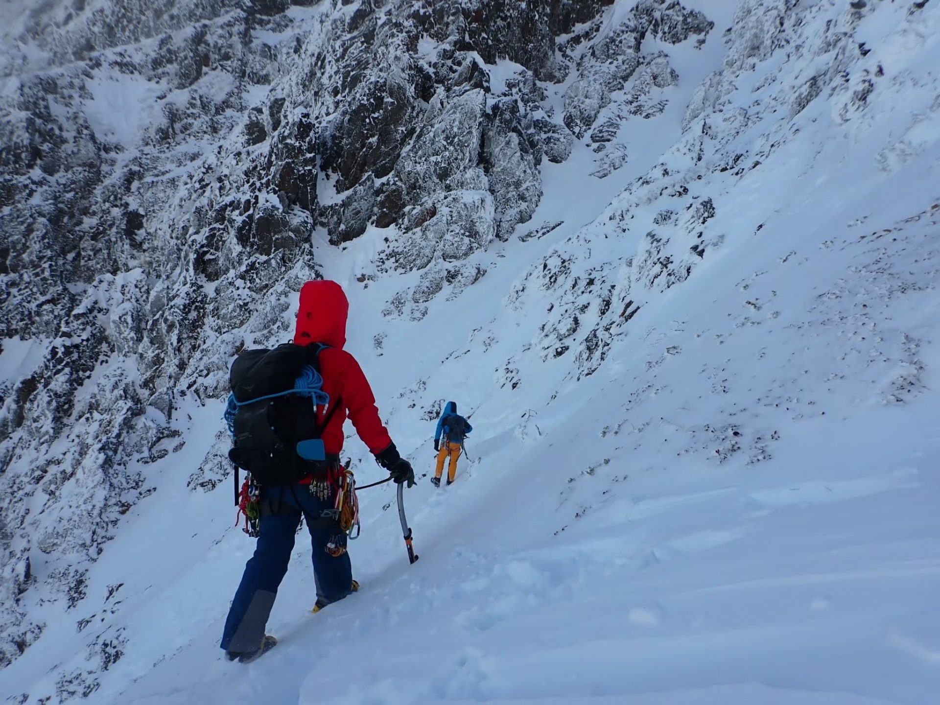 取付へのトラバース
ここは上の様子を見ながら雪崩に気をつけて歩く